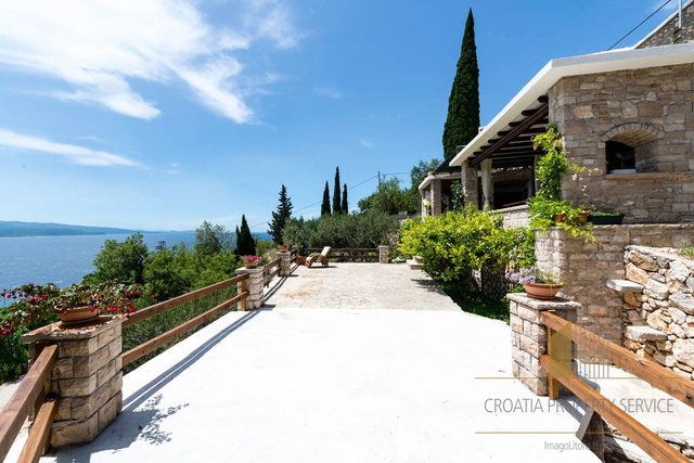 Beautiful house with a panoramic sea view on the island of Brač!