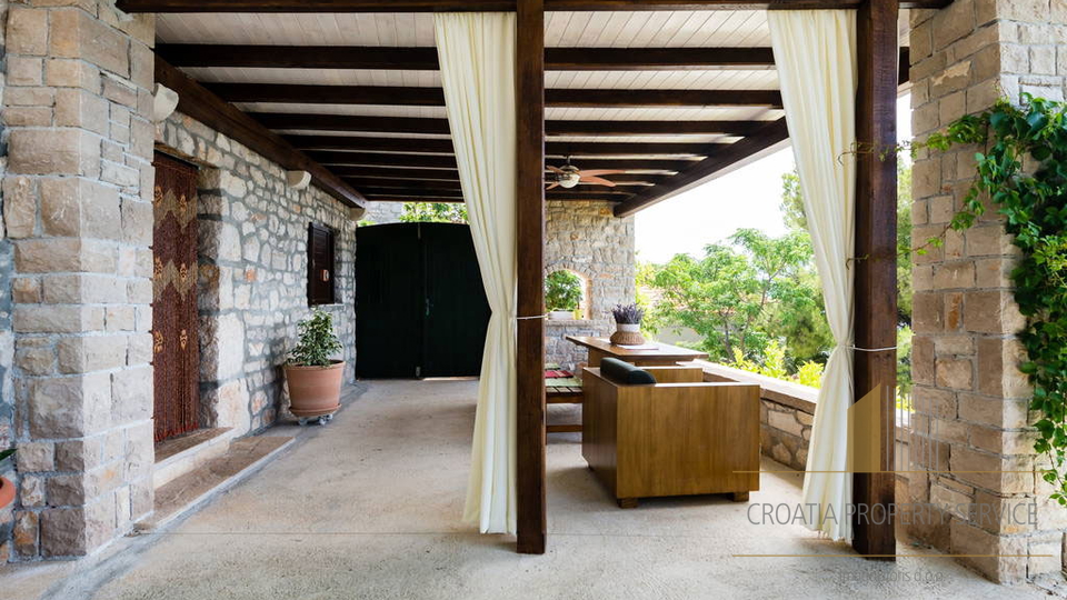 Bellissima casa con vista panoramica sul mare sull'isola di Brač!