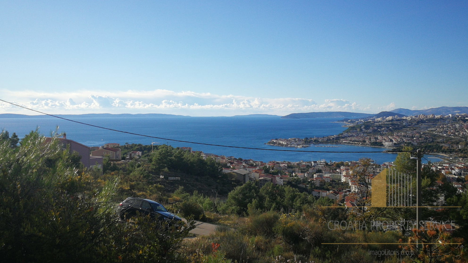 Attraktives Grundstück mit Meerblick in der Umgebung von Split!