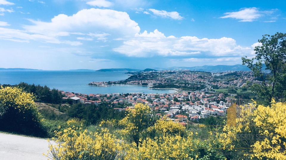Attraktives Grundstück mit Meerblick in der Umgebung von Split!