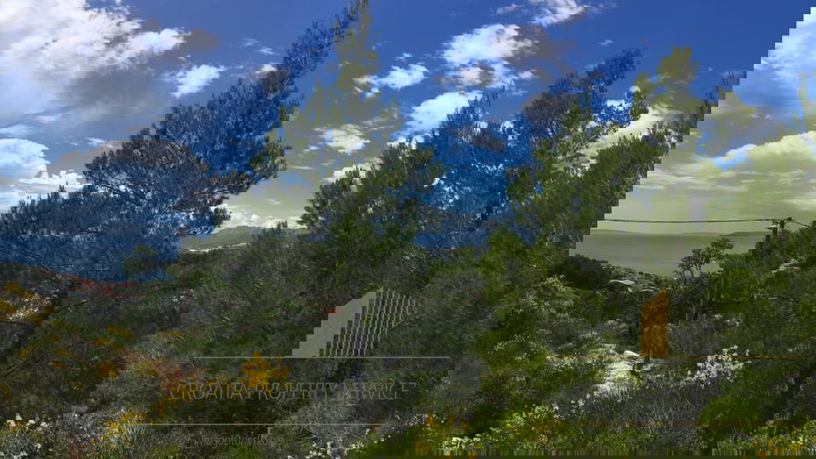 Attraktives Grundstück mit Meerblick in der Umgebung von Split!