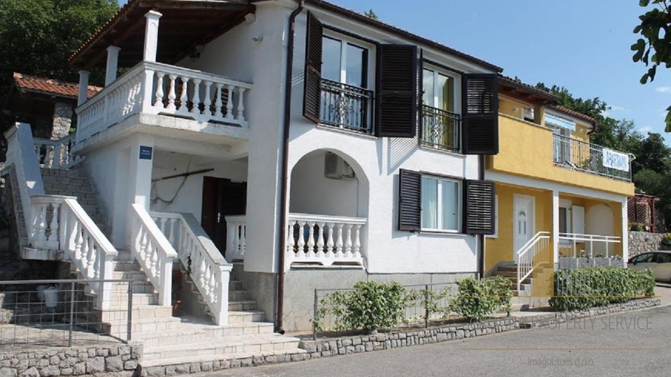 Očarljiva apartmajska hiša v prvi vrsti ob morju v bližini Senja!