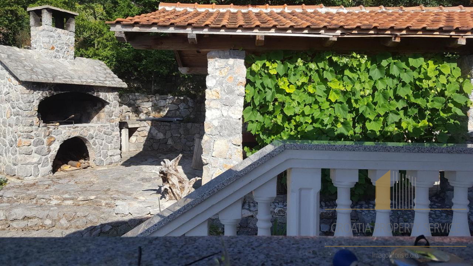 Očarljiva apartmajska hiša v prvi vrsti ob morju v bližini Senja!