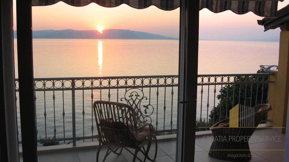 Očarljiva apartmajska hiša v prvi vrsti ob morju v bližini Senja!