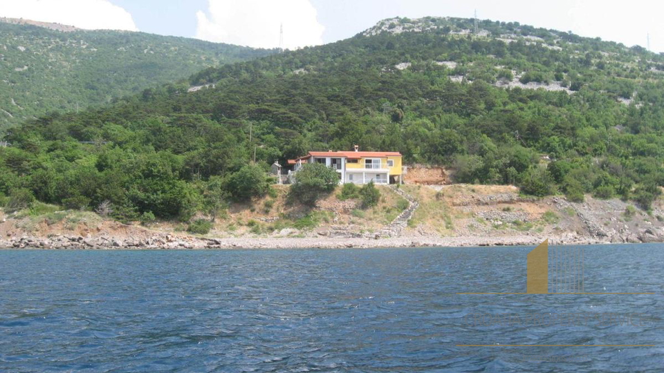 Očarljiva apartmajska hiša v prvi vrsti ob morju v bližini Senja!