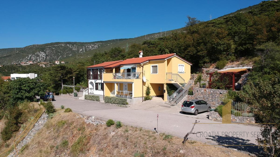 Očarljiva apartmajska hiša v prvi vrsti ob morju v bližini Senja!