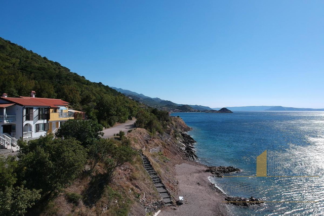 Očarljiva apartmajska hiša v prvi vrsti ob morju v bližini Senja!