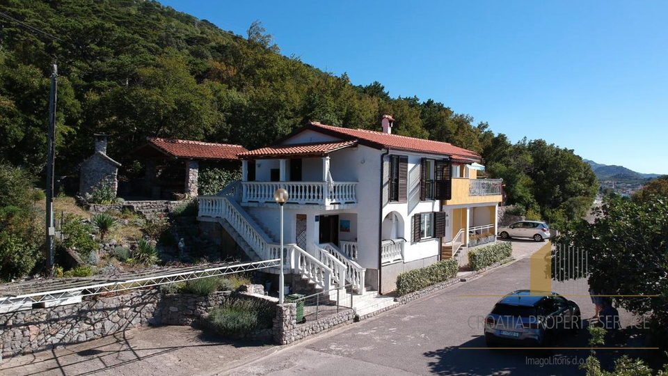 Očarljiva apartmajska hiša v prvi vrsti ob morju v bližini Senja!