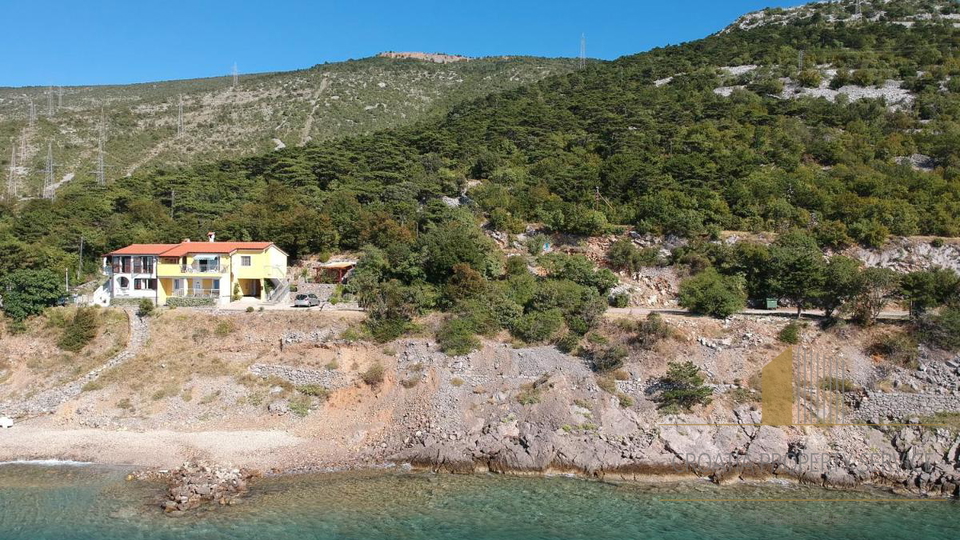 Očarljiva apartmajska hiša v prvi vrsti ob morju v bližini Senja!