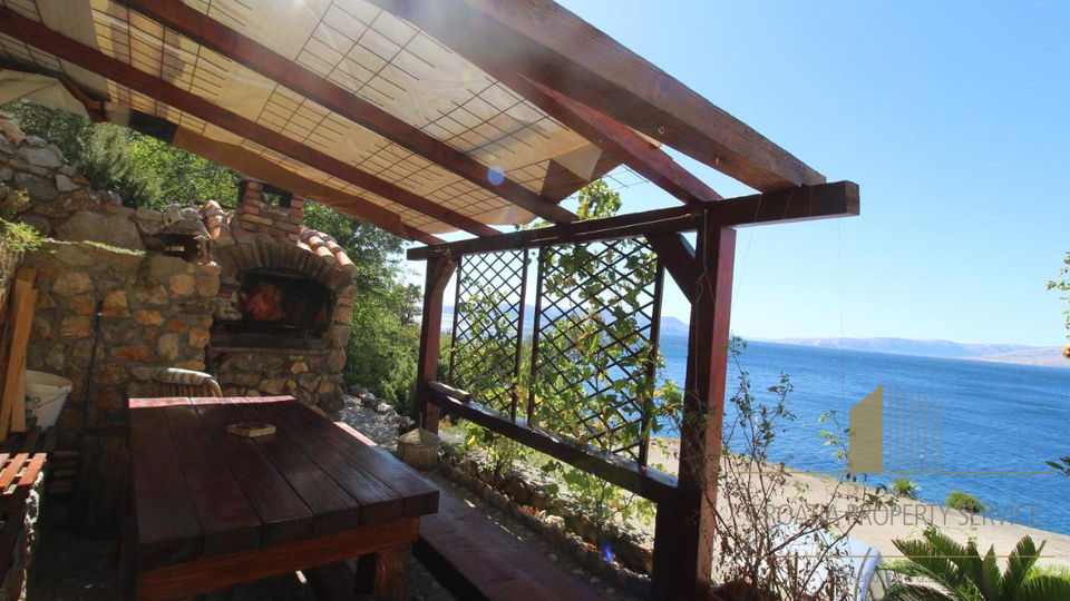 Očarljiva apartmajska hiša v prvi vrsti ob morju v bližini Senja!