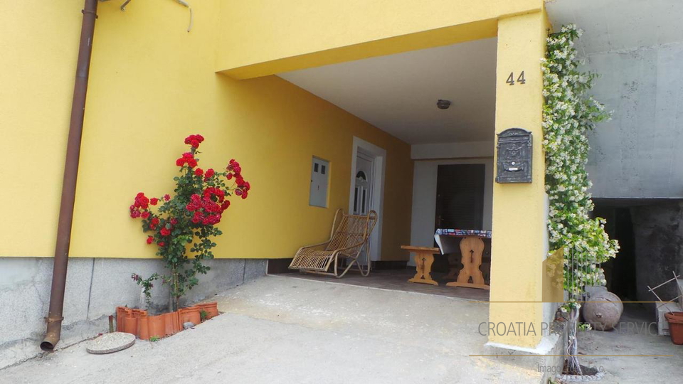 Očarljiva apartmajska hiša v prvi vrsti ob morju v bližini Senja!