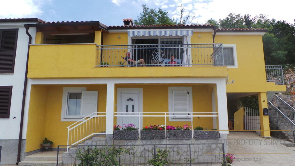 Očarljiva apartmajska hiša v prvi vrsti ob morju v bližini Senja!