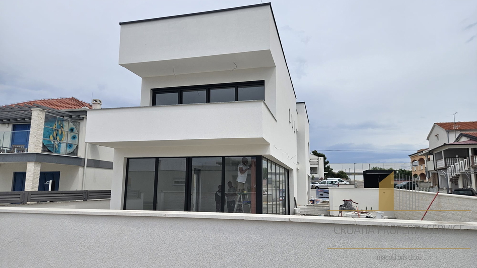 Moderne Villa mit Pool 90 m vom Meer entfernt in der Nähe von Zadar!