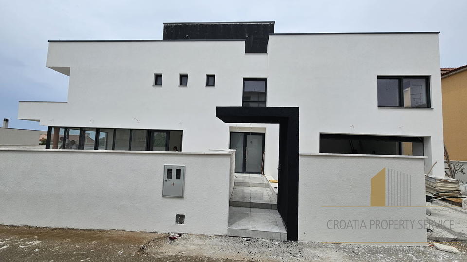 Moderne Villa mit Pool 90 m vom Meer entfernt in der Nähe von Zadar!
