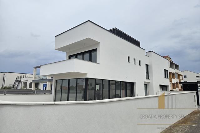 Moderne Villa mit Pool 90 m vom Meer entfernt in der Nähe von Zadar!