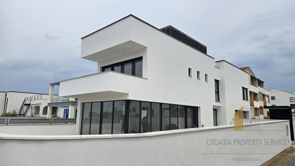 Moderne Villa mit Pool 90 m vom Meer entfernt in der Nähe von Zadar!