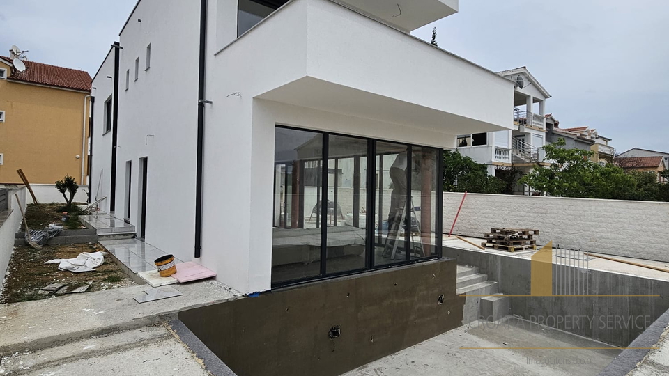Moderne Villa mit Pool 90 m vom Meer entfernt in der Nähe von Zadar!