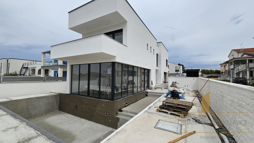 Moderne Villa mit Pool 90 m vom Meer entfernt in der Nähe von Zadar!