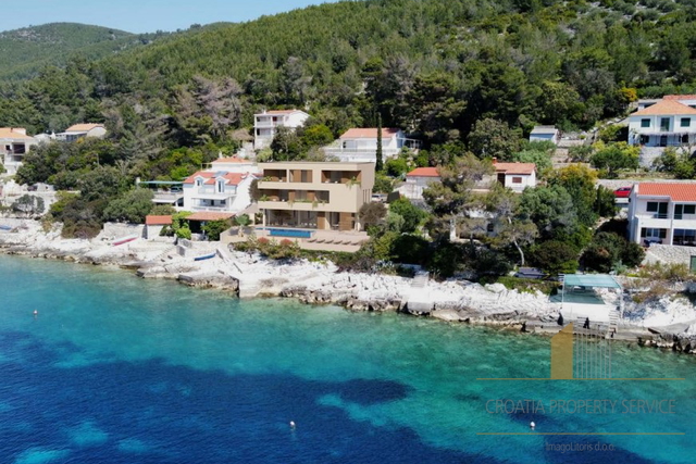 Luksuzna vila prvi red do mora s privatnim pristaništem na otoku Korčuli!