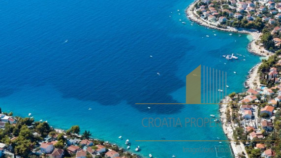 Građevinsko zemljište od 10000 m2 s pogledom na more na Čiovu!