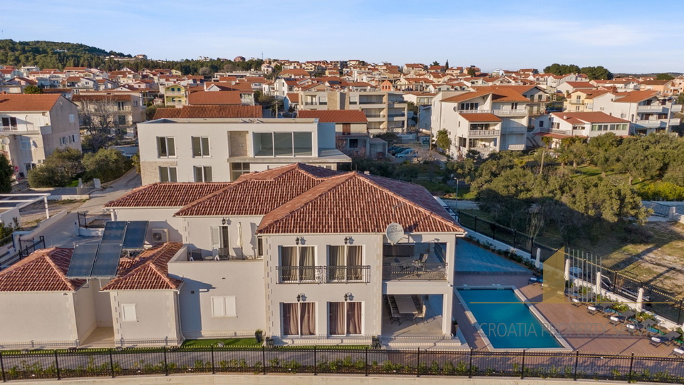 Wunderschöne Luxusvilla in der ersten Reihe am Meer – Vodice!