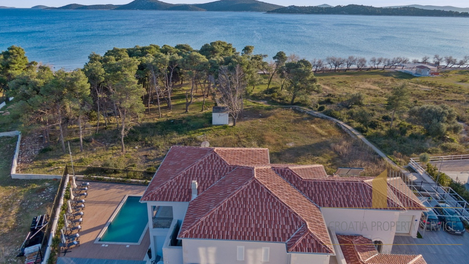 Wunderschöne Luxusvilla in der ersten Reihe am Meer – Vodice!