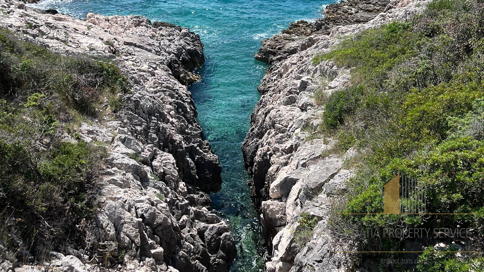 Grande appezzamento di terreno con licenza edilizia, prima fila sul mare nelle vicinanze di Rogoznica.