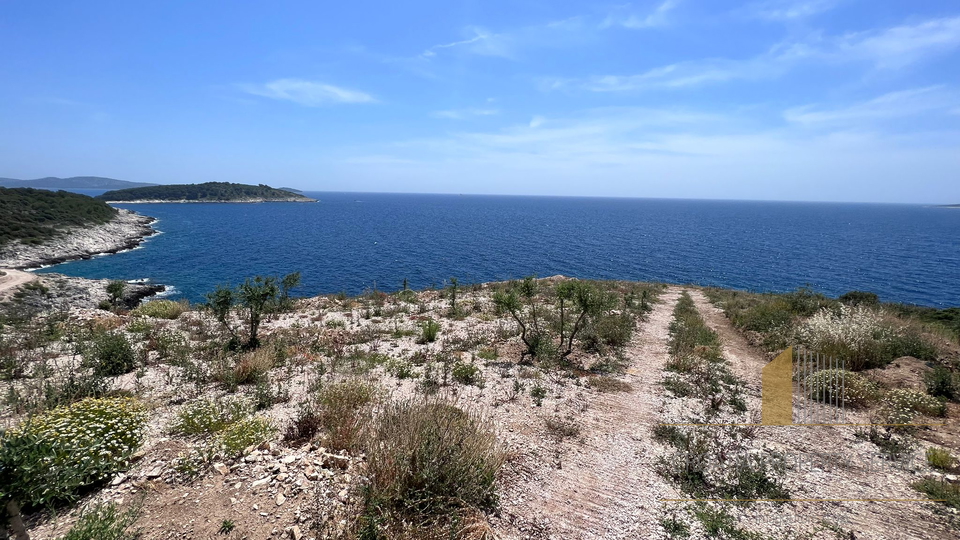 Grande appezzamento di terreno con licenza edilizia, prima fila sul mare nelle vicinanze di Rogoznica.