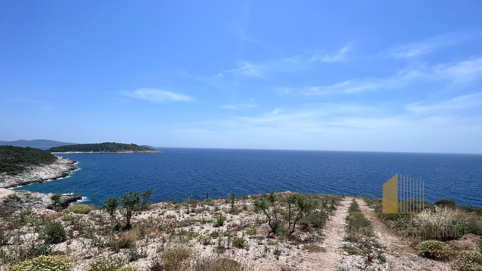 Grande appezzamento di terreno con licenza edilizia, prima fila sul mare nelle vicinanze di Rogoznica.