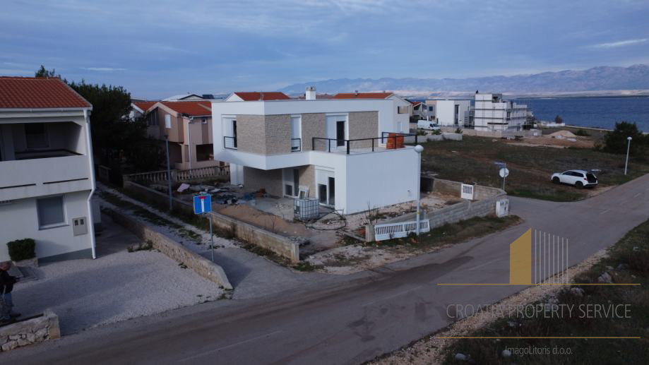 New modern house with swimming pool 100 m from the beach - island of Vir!