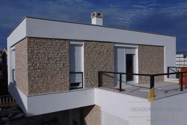 New modern house with swimming pool 100 m from the beach - island of Vir!