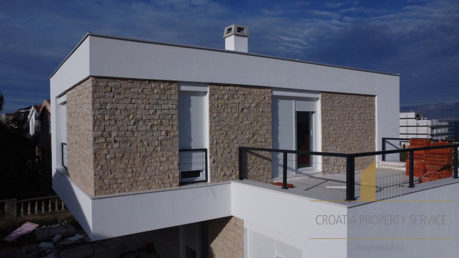 New modern house with swimming pool 100 m from the beach - island of Vir!