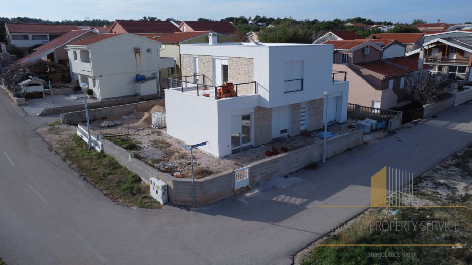 New modern house with swimming pool 100 m from the beach - island of Vir!