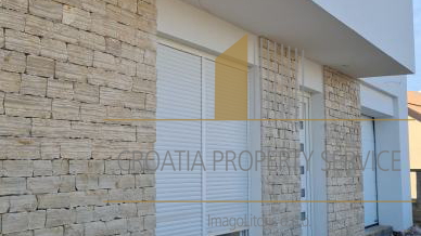 New modern house with swimming pool 100 m from the beach - island of Vir!
