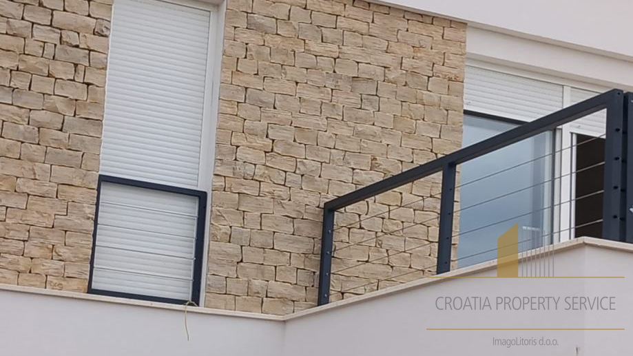 New modern house with swimming pool 100 m from the beach - island of Vir!