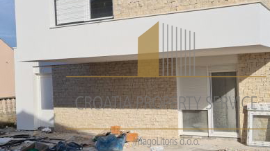 New modern house with swimming pool 100 m from the beach - island of Vir!