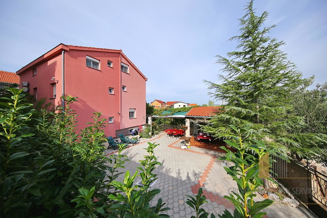 Spazioso condominio a 200 m dal mare e dalla spiaggia - Pirovac!