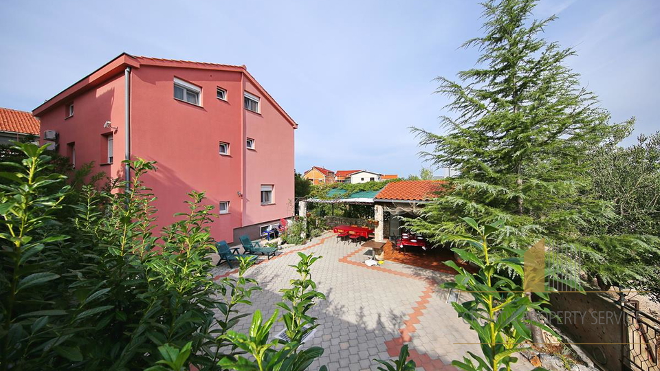 Spazioso condominio a 200 m dal mare e dalla spiaggia - Pirovac!