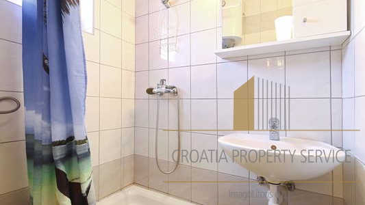 Spazioso condominio a 200 m dal mare e dalla spiaggia - Pirovac!