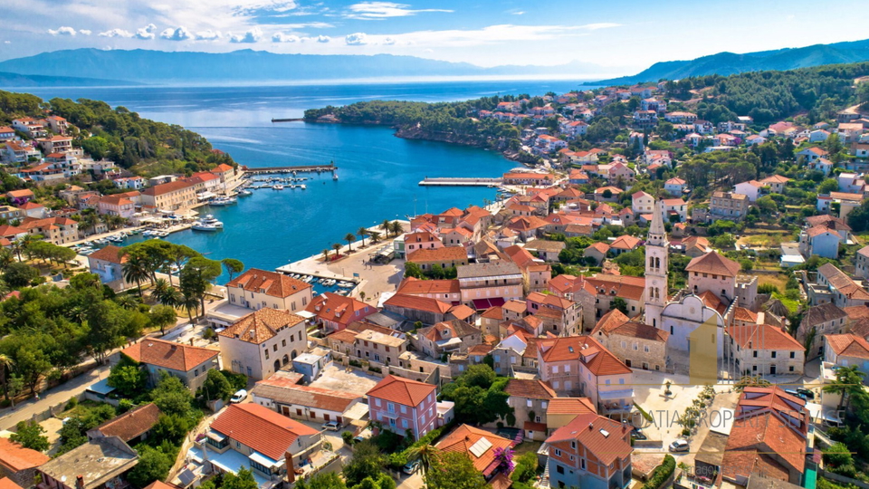 Attraente terreno edificabile prima fila al mare sull'isola di Hvar!