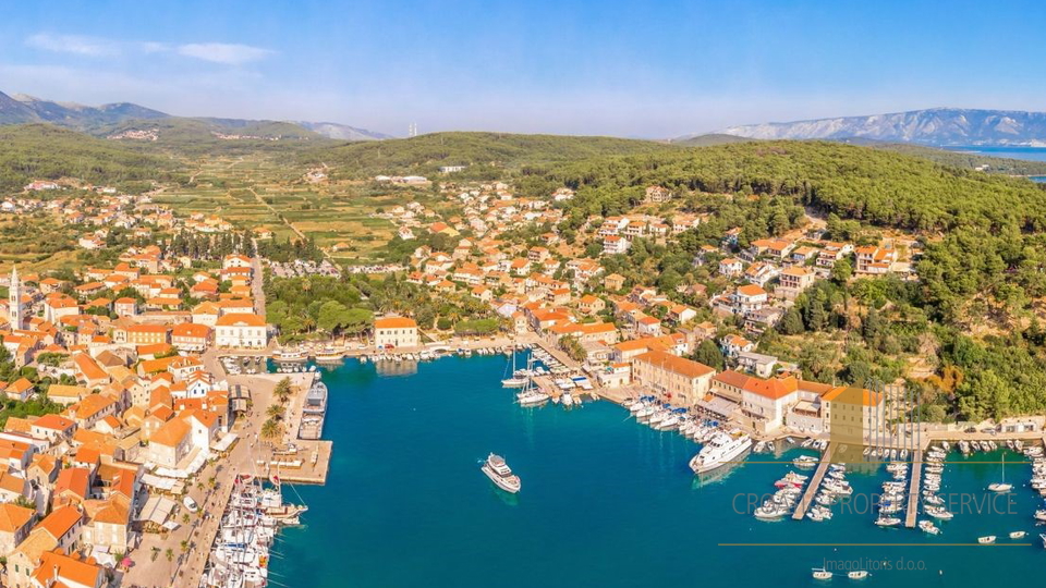 Attraente terreno edificabile prima fila al mare sull'isola di Hvar!