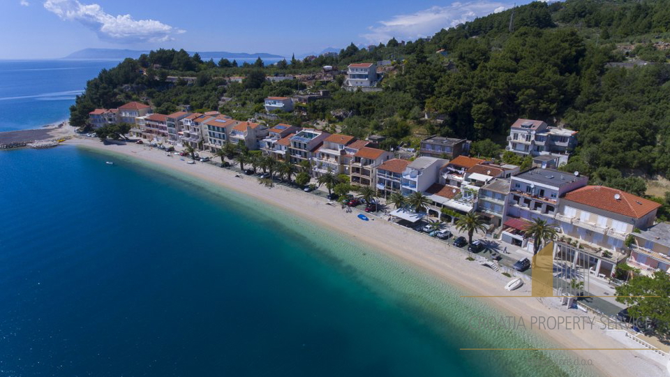 Atraktivno gradbeno zemljišče 50 m od plaže - Makarska riviera!