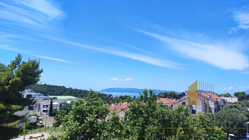 Prostrani trosobni stan u izgradnji - Makarska!