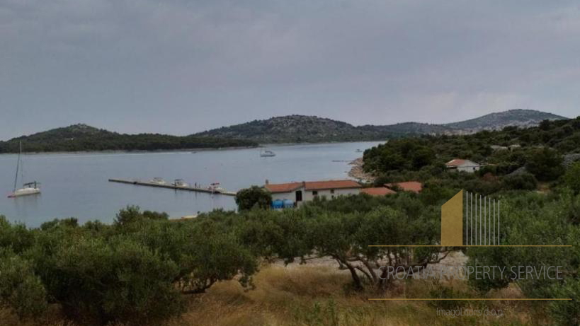 Ein einzigartiges Grundstück mit Restaurant und Yachthafen auf einer Insel in der Nähe des Naturparks Kornati!