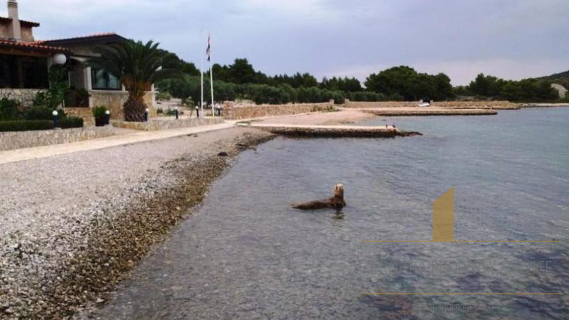 Ein einzigartiges Grundstück mit Restaurant und Yachthafen auf einer Insel in der Nähe des Naturparks Kornati!