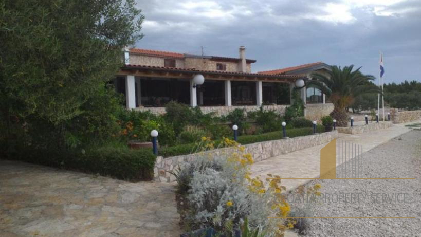 Ein einzigartiges Grundstück mit Restaurant und Yachthafen auf einer Insel in der Nähe des Naturparks Kornati!
