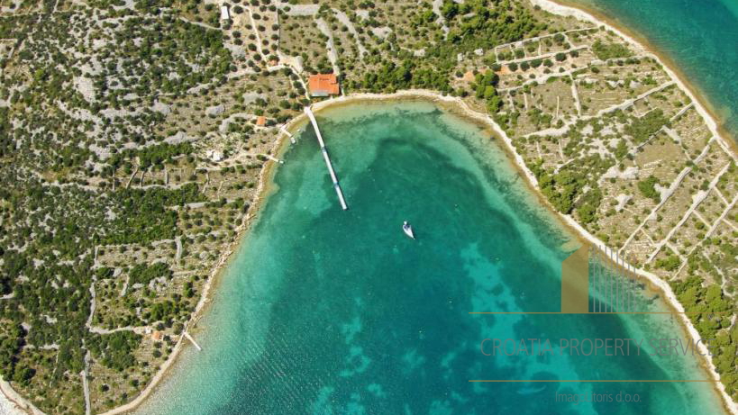 Ein einzigartiges Grundstück mit Restaurant und Yachthafen auf einer Insel in der Nähe des Naturparks Kornati!