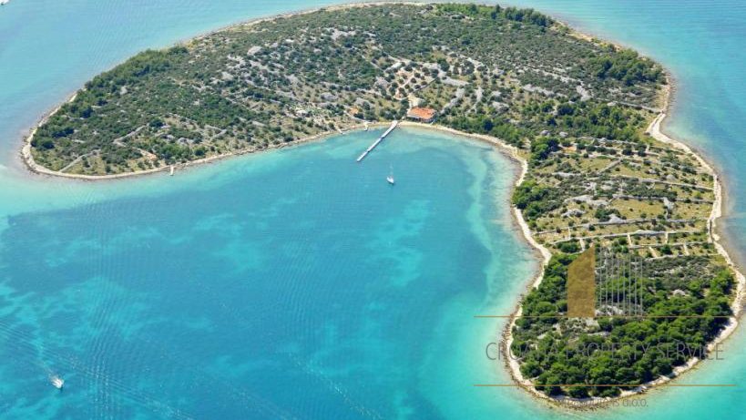 Ein einzigartiges Grundstück mit Restaurant und Yachthafen auf einer Insel in der Nähe des Naturparks Kornati!