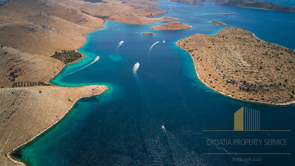 Ein einzigartiges Grundstück mit Restaurant und Yachthafen auf einer Insel in der Nähe des Naturparks Kornati!