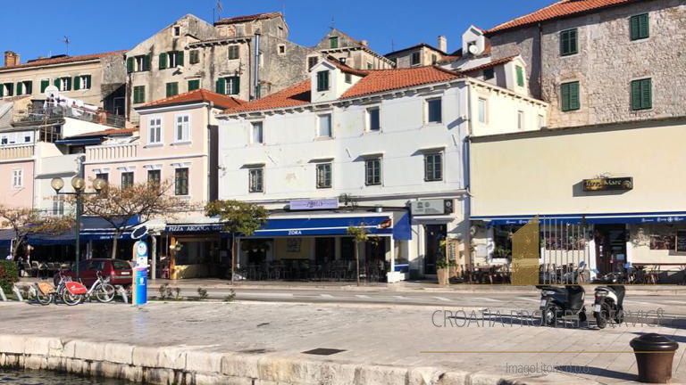 Bellissimo appartamento di lusso prima fila al mare vicino al centro di Sebenico!